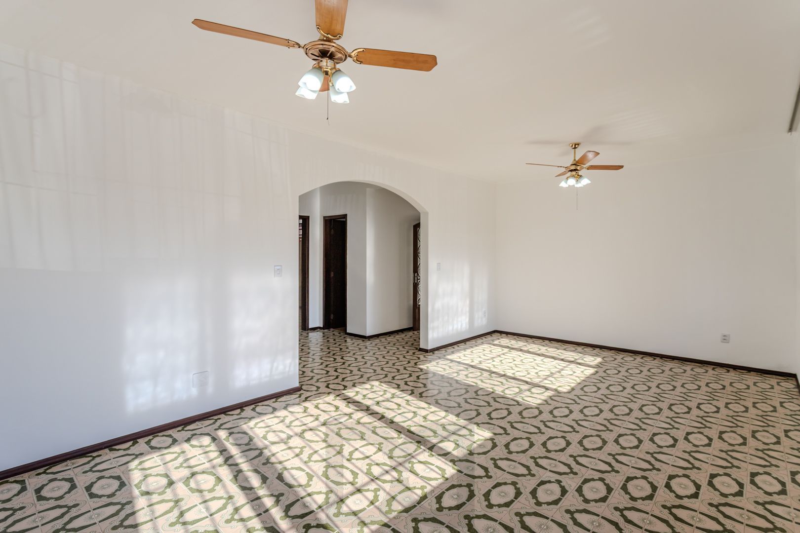 Casa no Partenon com 4 dormitórios e 4 vagas DESOCUPADA — foto 5