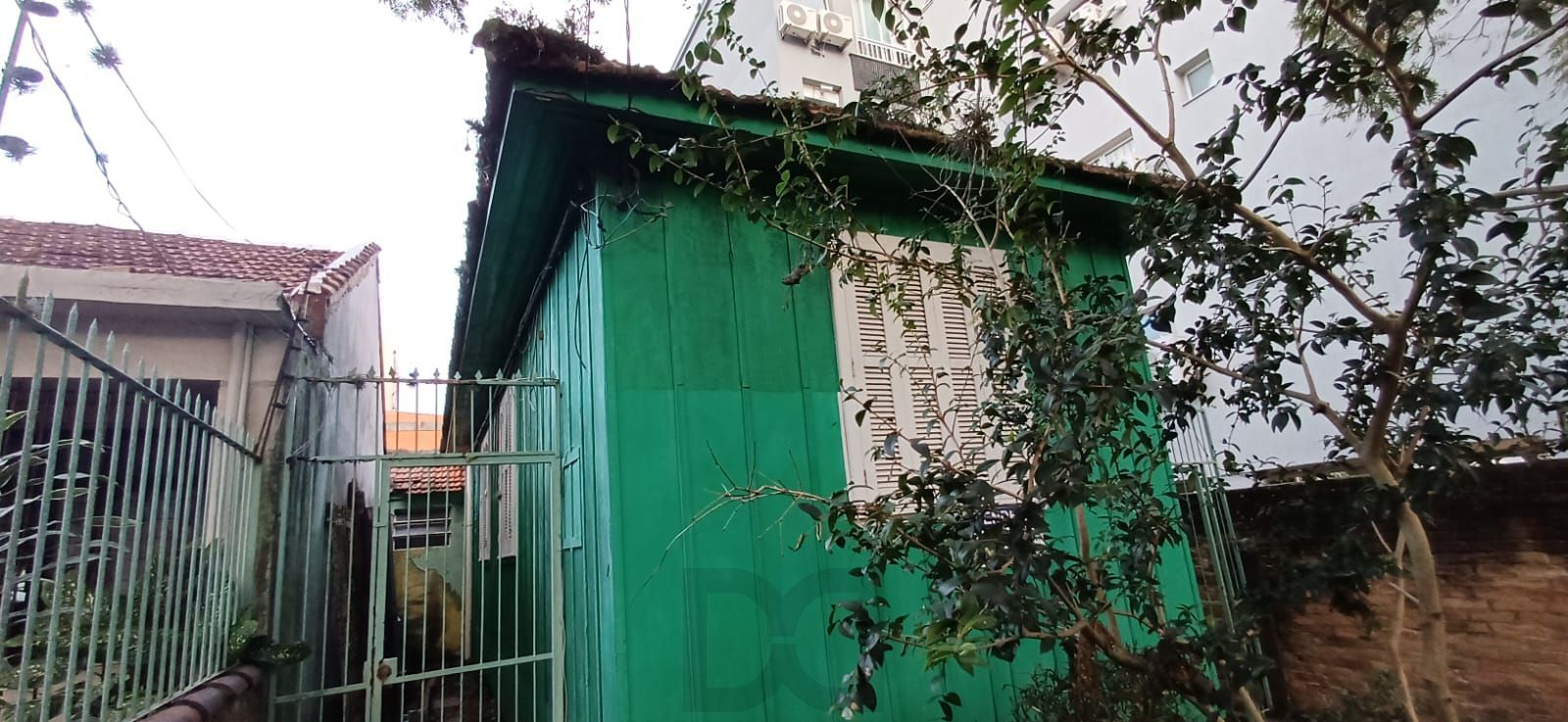 Vende-se casa de madeira, com dois dormitórios, banheiro, sala e cozinha. Localização privilegiada no bairro Jardim Botânico. Área do terreno com 6,6mx44m. — foto 15