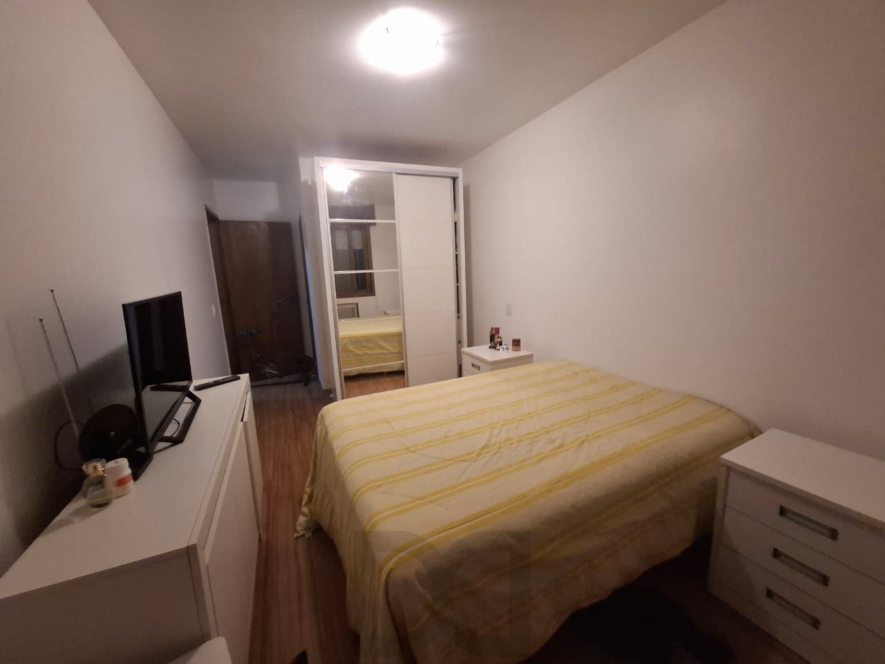 Apartamento para venda, composto por 2 dormitórios sendo 1 suíte, living com sacada integrada e 1 vaga de garagem coberta. — foto 10