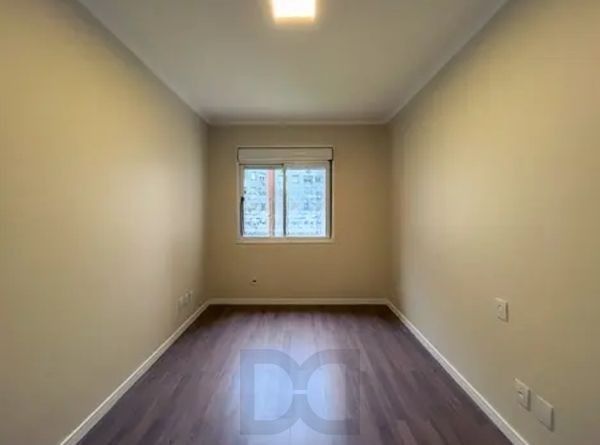 Apartamento no Centro de 2 dormitórios e 2 vagas DESOCUPADO — foto 8