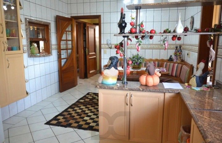 Casa Comercial e Residencial com 518m² (4 quartos / 5 banheiros / 3 vagas garagem) no Bairro Partenon localizada à meia quadra da Av. Bento Gonçalves. — foto 14