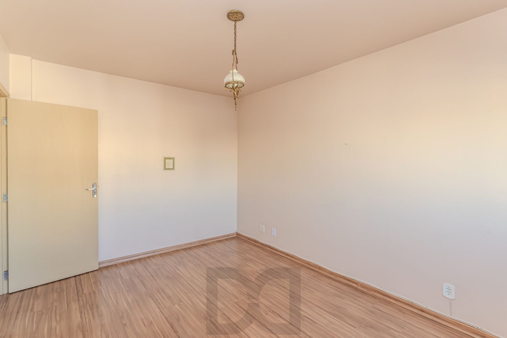 Apartamento de 2 dormitórios com dependência e vaga no bairro Santana DESOCUPADO — foto 9