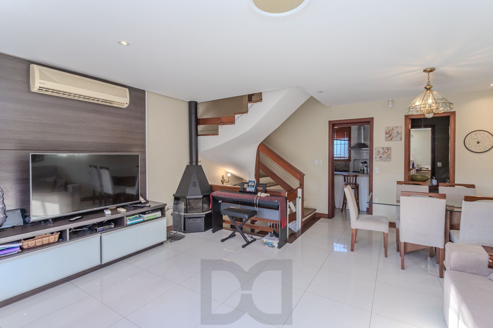 Casa sobrado no bairro Chácara das Pedras de 3 dormitórios e 2 vagas — foto 4