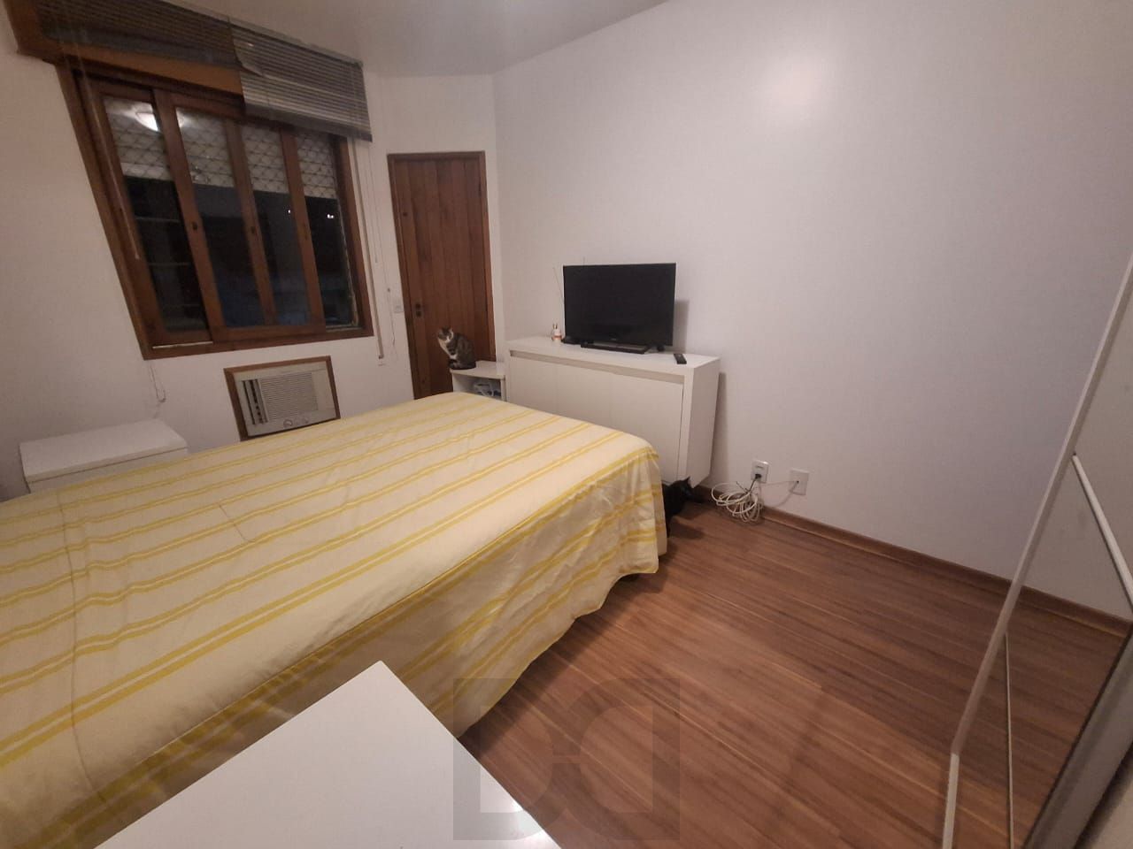 Apartamento para venda, composto por 2 dormitórios sendo 1 suíte, living com sacada integrada e 1 vaga de garagem coberta. — foto 11