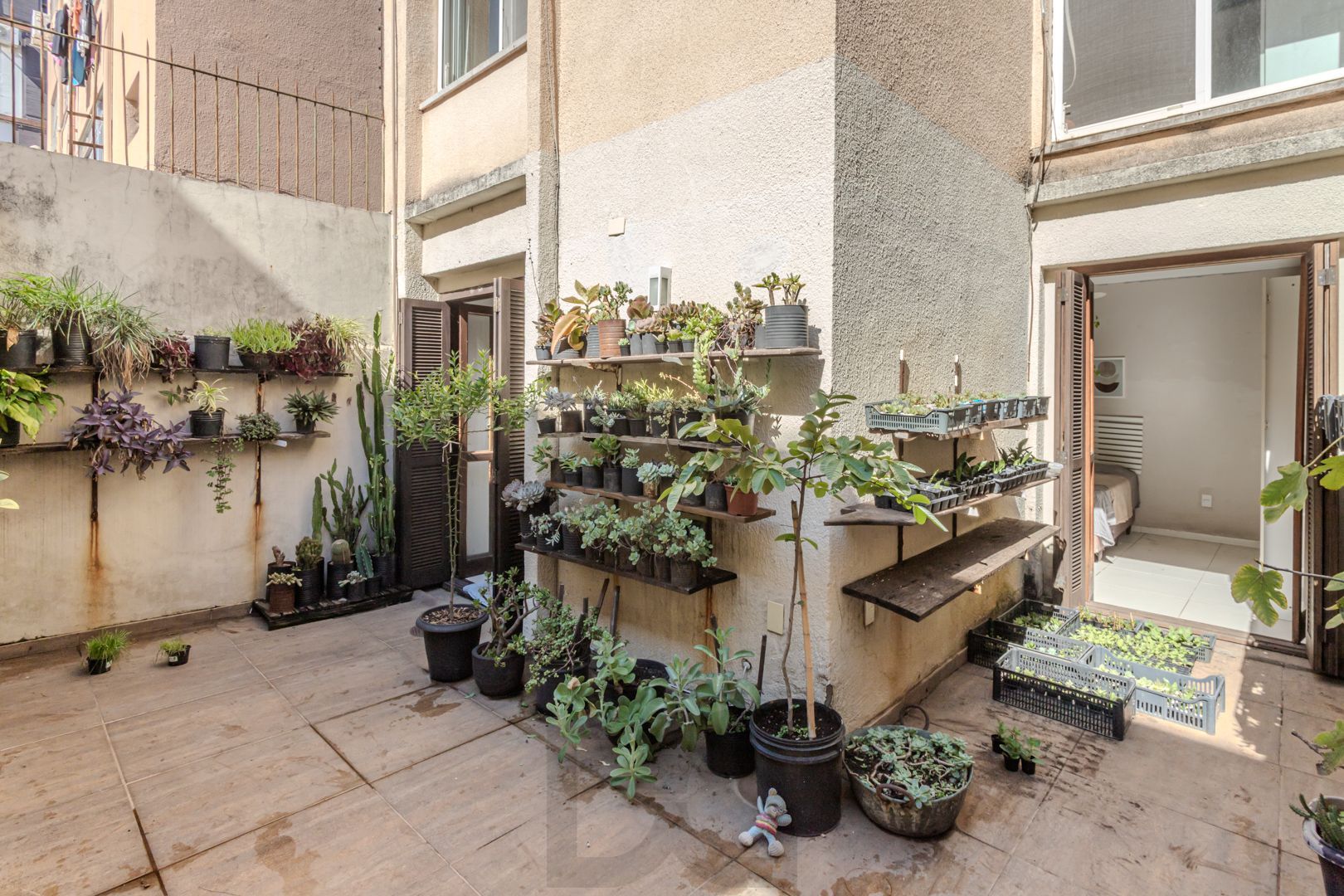 apto garden. no bairro Petrópolis,  com lindo pátio privativo. todo reformado. — foto 5