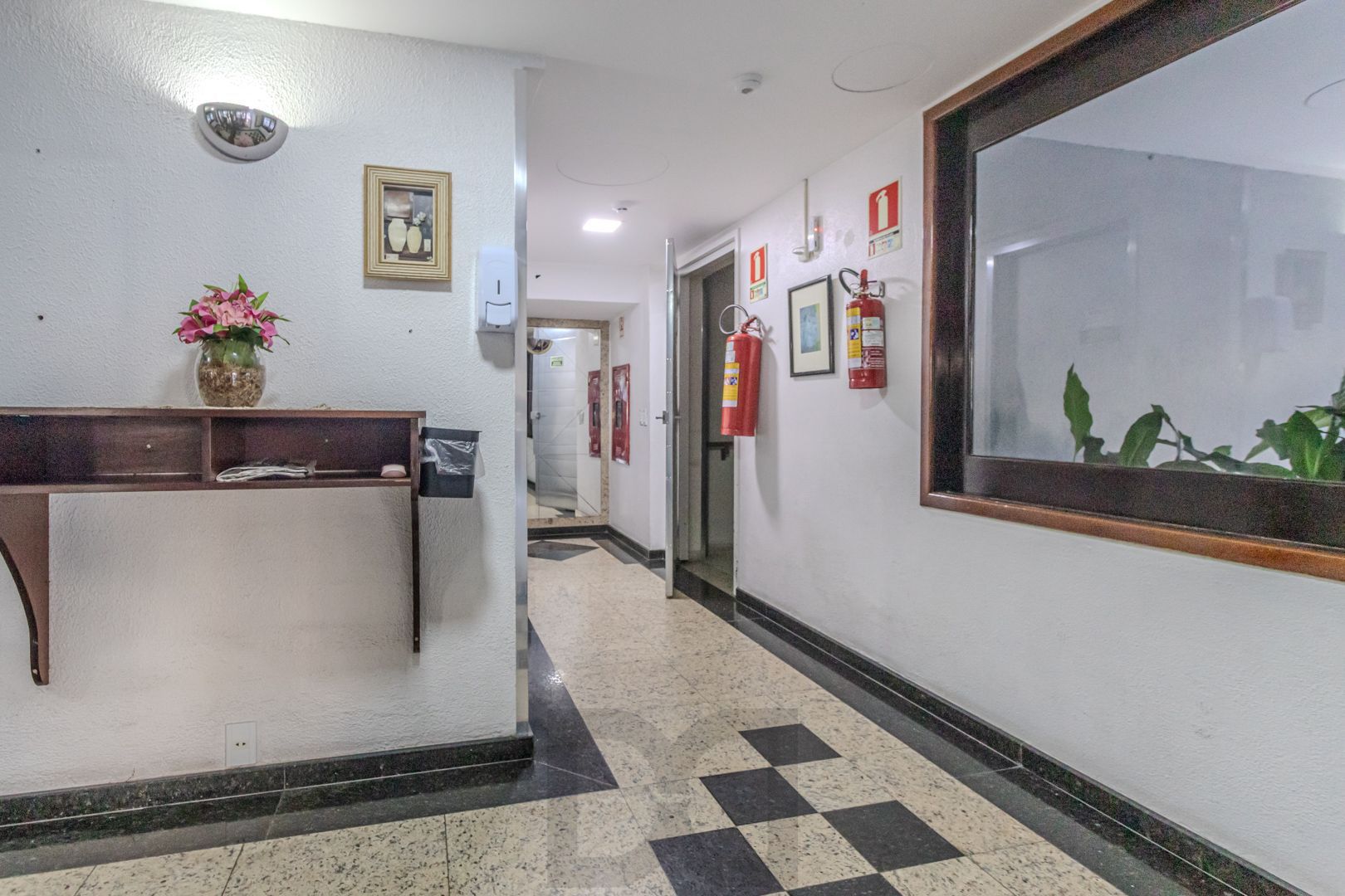 Apartamento de 2 dormitórios com dependência e vaga no bairro Santana DESOCUPADO — foto 24