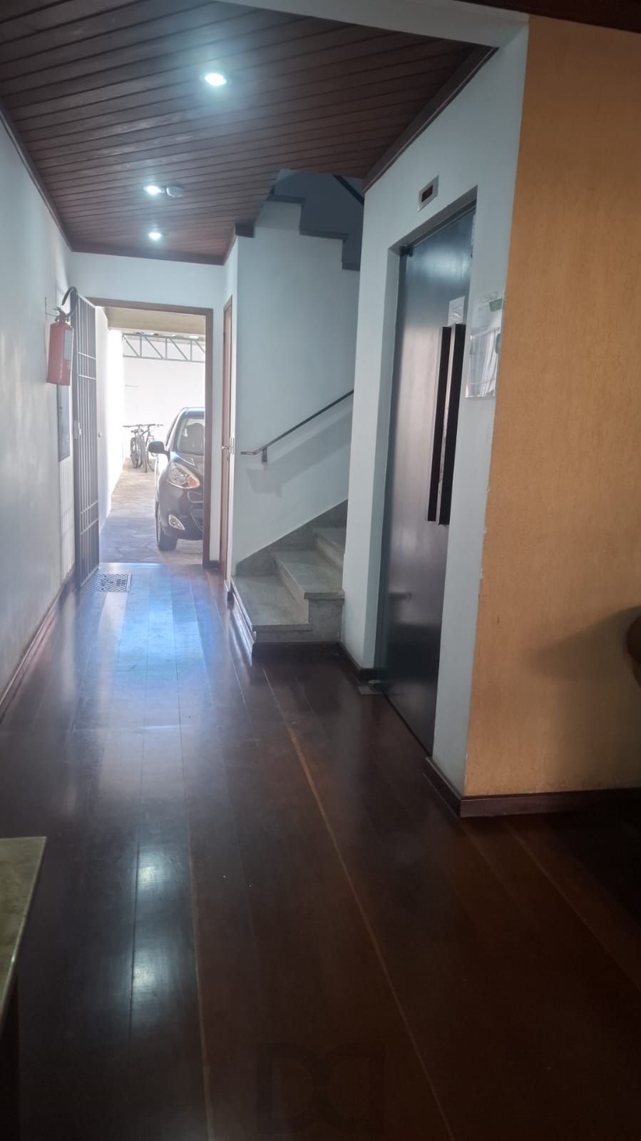 Apartamento para venda, composto por 2 dormitórios sendo 1 suíte, living com sacada integrada e 1 vaga de garagem coberta. — foto 16