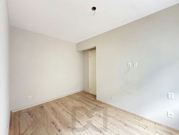 Apartamento no Menino Deus de 2 Dormitórios vaga e infra DESOCUPADO — foto 13
