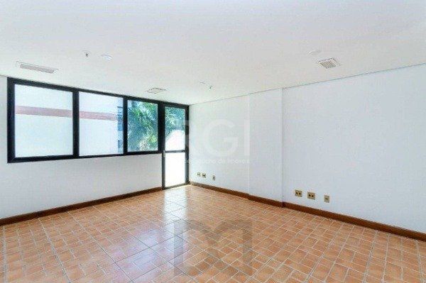 Sala comercial na Av Carlos Gomes com sacada DESOCUPADA — foto 2