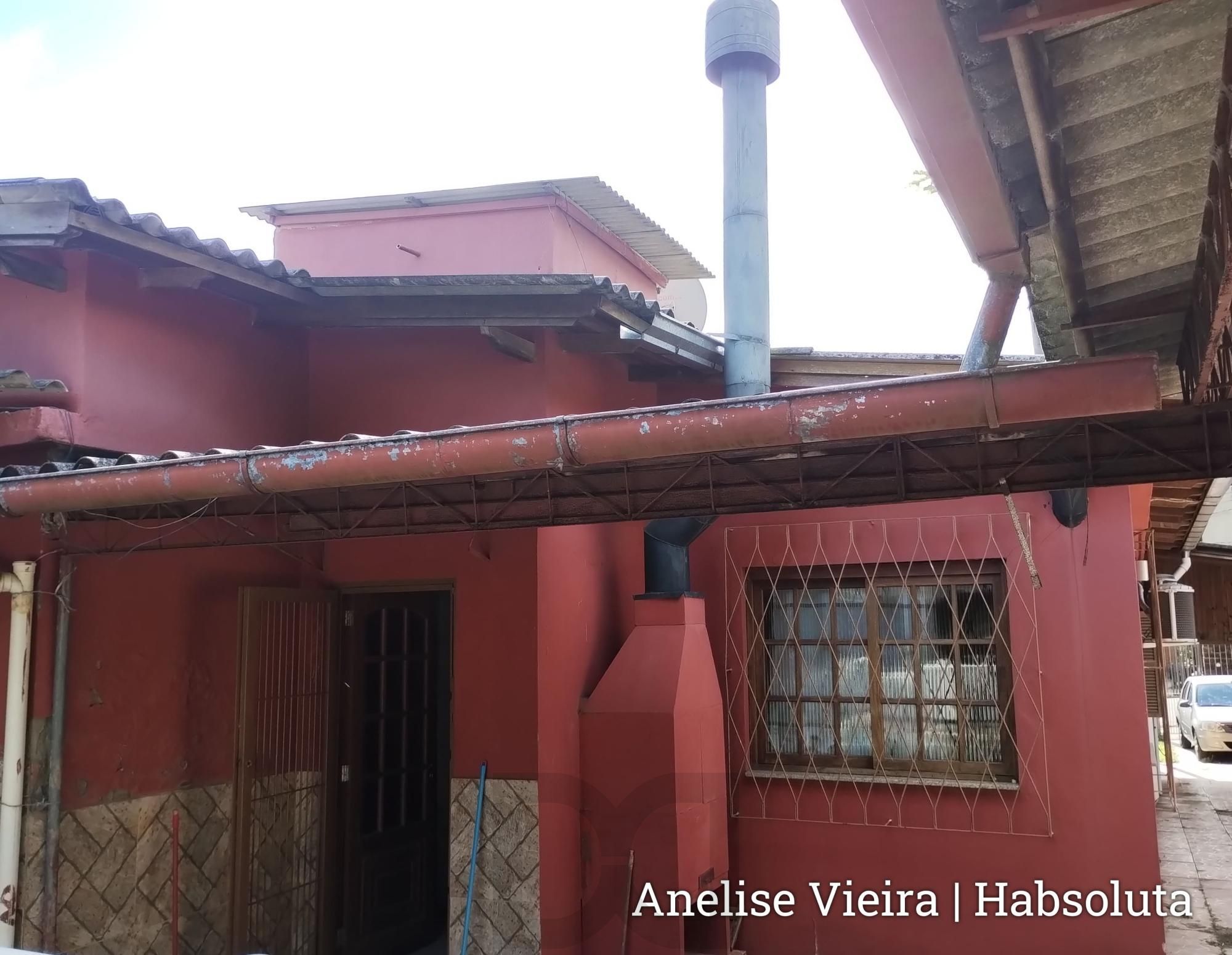 Gerenerosa área de pátio totalmente coberta, excelente para proteção de veículos