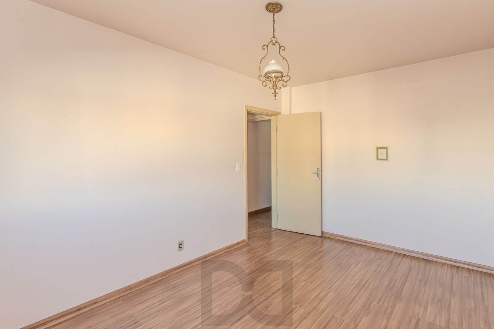 Apartamento de 2 dormitórios com dependência e vaga no bairro Santana DESOCUPADO — foto 10