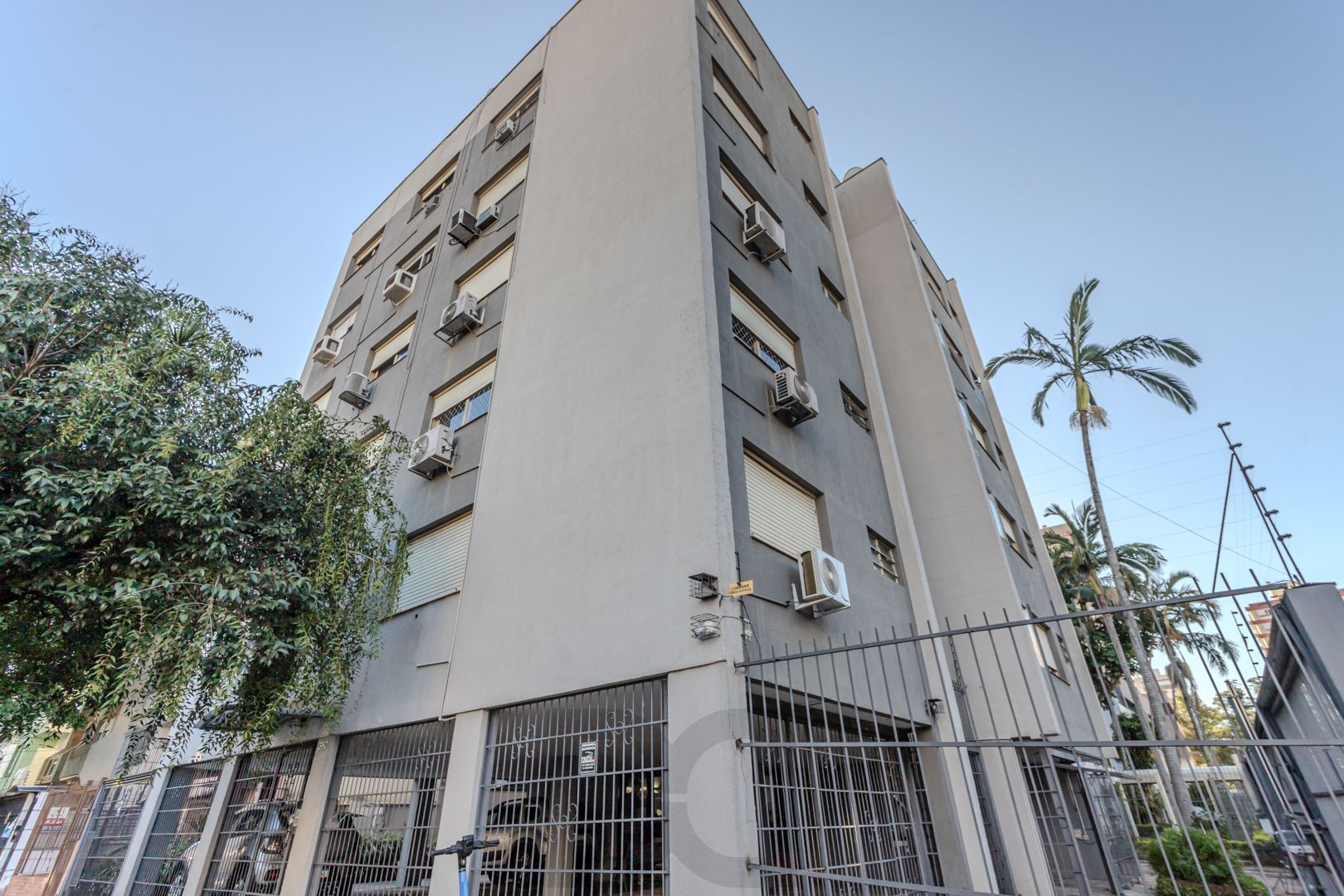 Apartamento de 2 dormitórios com dependência e vaga no bairro Santana DESOCUPADO — foto 1