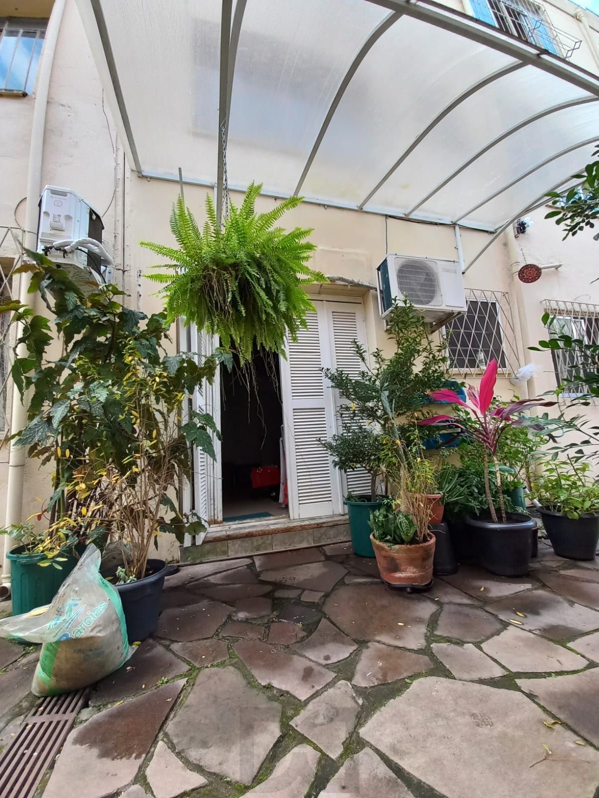 EXCELENTE APARTAMENTO TÉRREO DE 2 DORMITÓRIOS, SEMIMOBILIADO, À VENDA NO BAIRRO MENINO DEUS, PORTO ALEGRE. — foto 15
