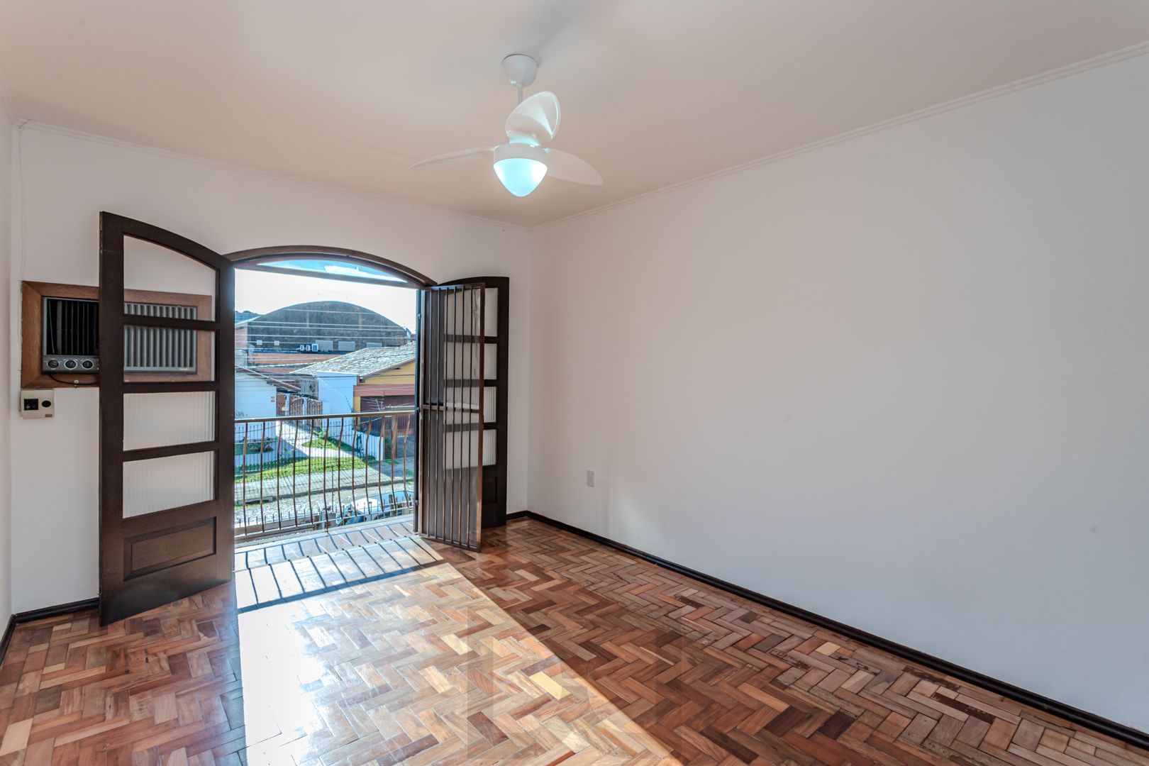 Casa no Partenon com 4 dormitórios e 4 vagas DESOCUPADA — foto 37
