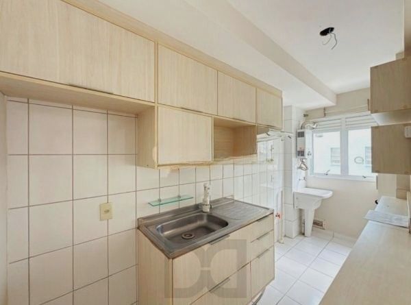 Apartamento no Menino Deus de 2 Dormitórios vaga e infra DESOCUPADO — foto 16