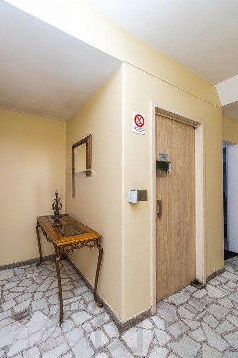 Formidável apartamento com 3 dormitórios (2 deles são suíte), peças amplas e bem iluminadas, banheiro auxiliar e cozinha com área de serviço separada. Dispõe de uma vaga de garagem coberta. Edifício com elevador e sistema de segurança por câmeras. — foto 5