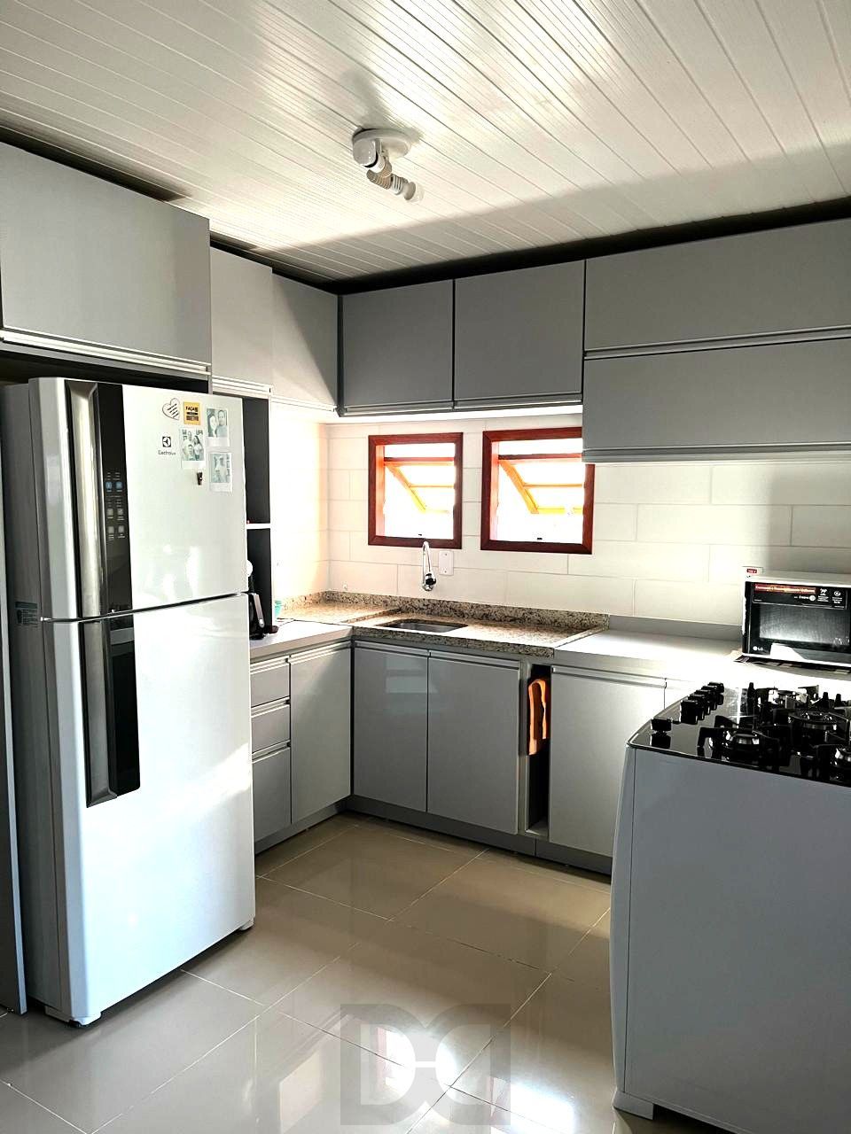 Casa térrea de 3 dormitórios e amplo pátio — foto 7