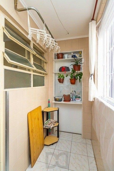 Formidável apartamento com 3 dormitórios (2 deles são suíte), peças amplas e bem iluminadas, banheiro auxiliar e cozinha com área de serviço separada. Dispõe de uma vaga de garagem coberta. Edifício com elevador e sistema de segurança por câmeras. — foto 6