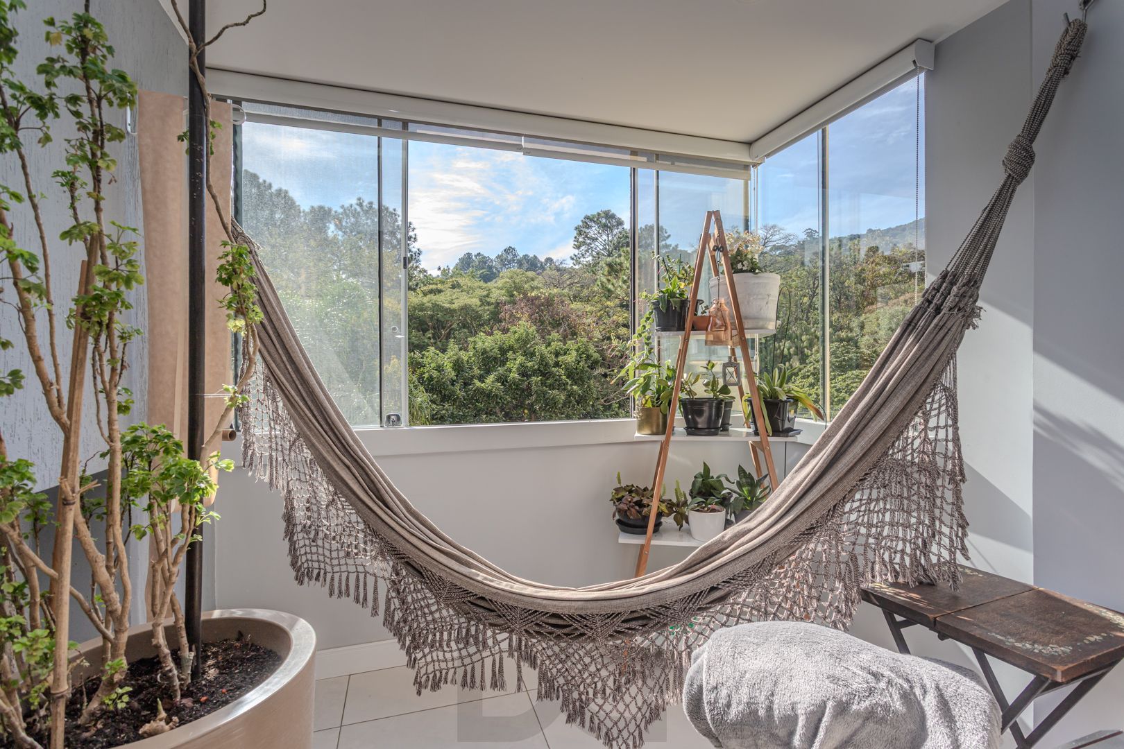 Apartamento diferenciado no bairro Nonoai de 3 dormitórios 2 vagas e infra — foto 3
