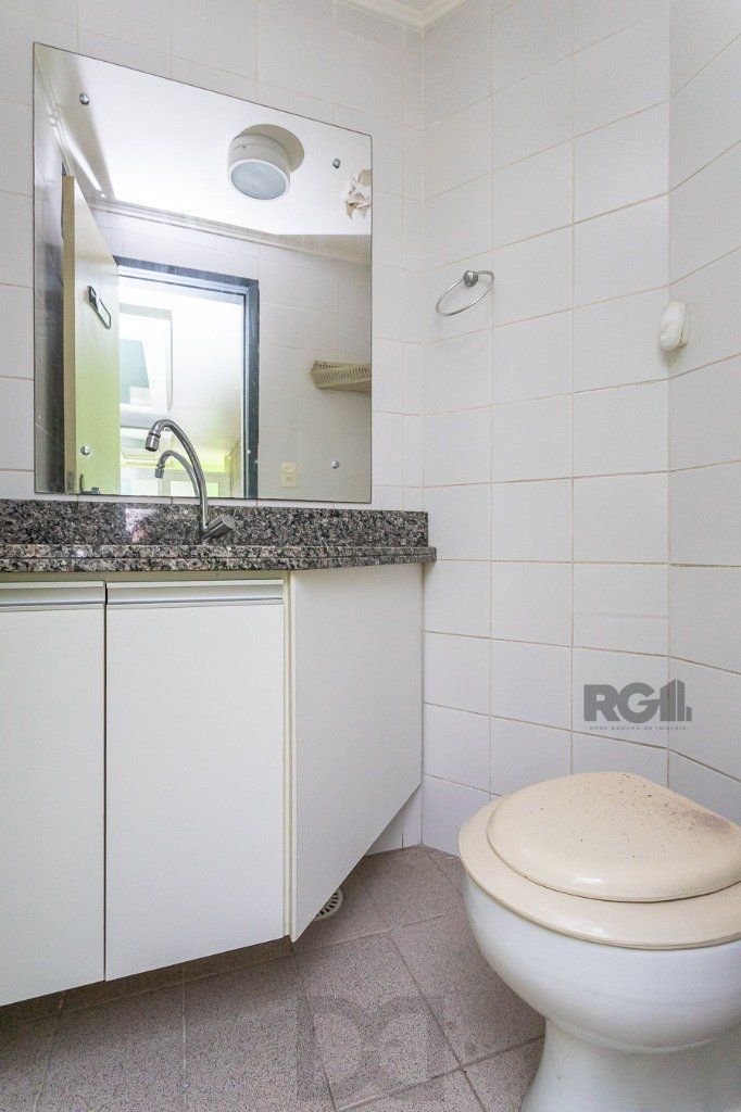 Sala comercial no Menino Deus desocupada — foto 14