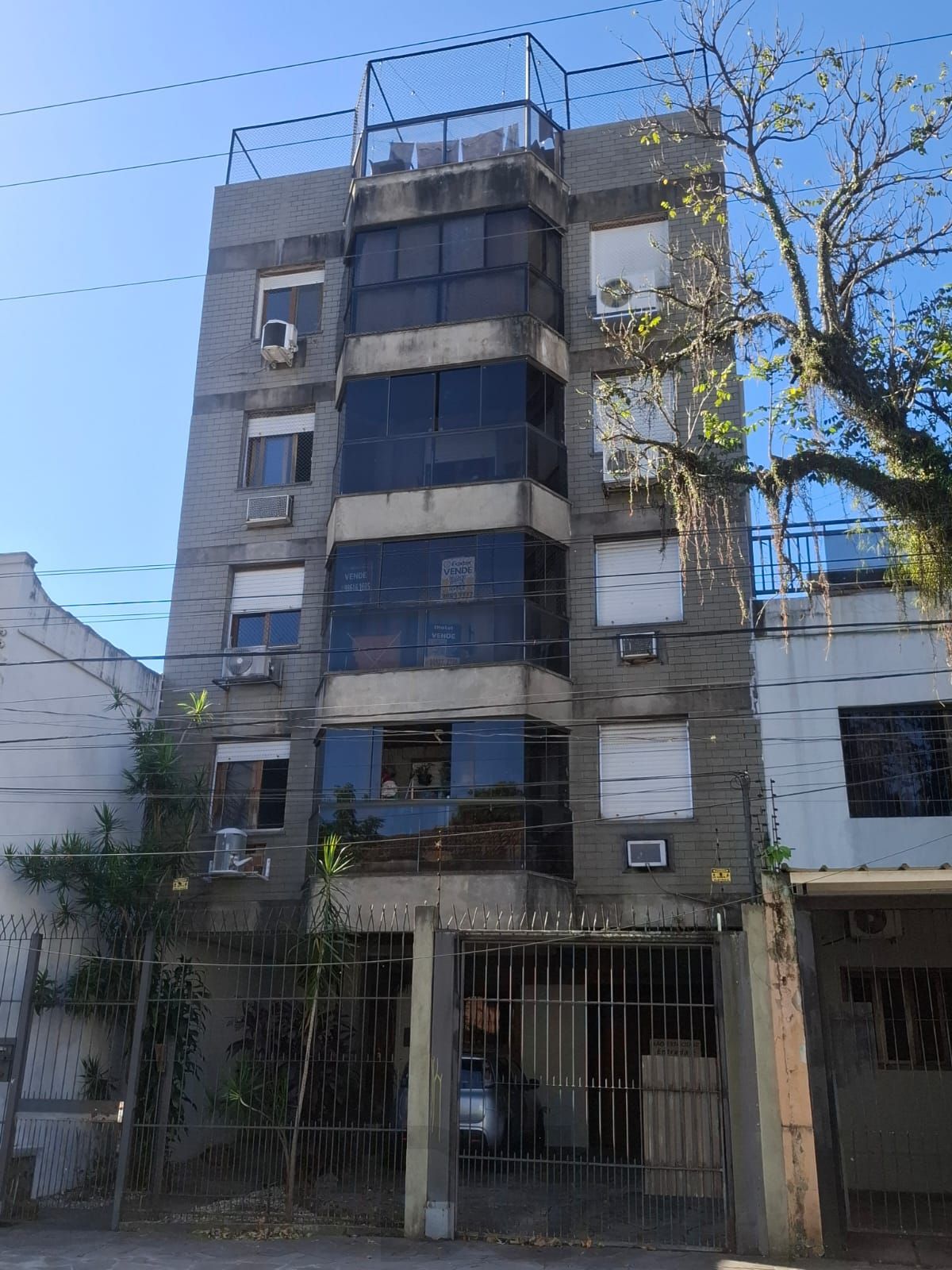 Apartamento para venda, composto por 2 dormitórios sendo 1 suíte, living com sacada integrada e 1 vaga de garagem coberta. — foto 17