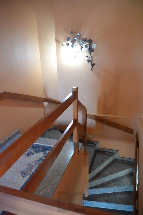 Casa Comercial e Residencial com 518m² (4 quartos / 5 banheiros / 3 vagas garagem) no Bairro Partenon localizada à meia quadra da Av. Bento Gonçalves. — foto 27