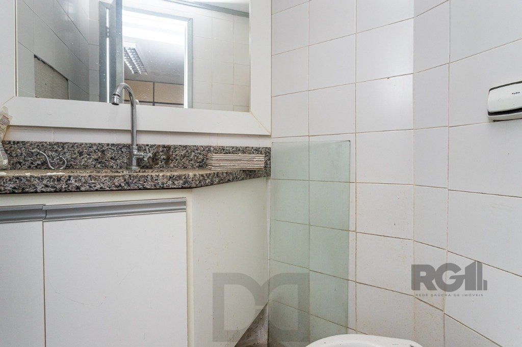 Sala comercial no Menino Deus DESOCUPADA — foto 7