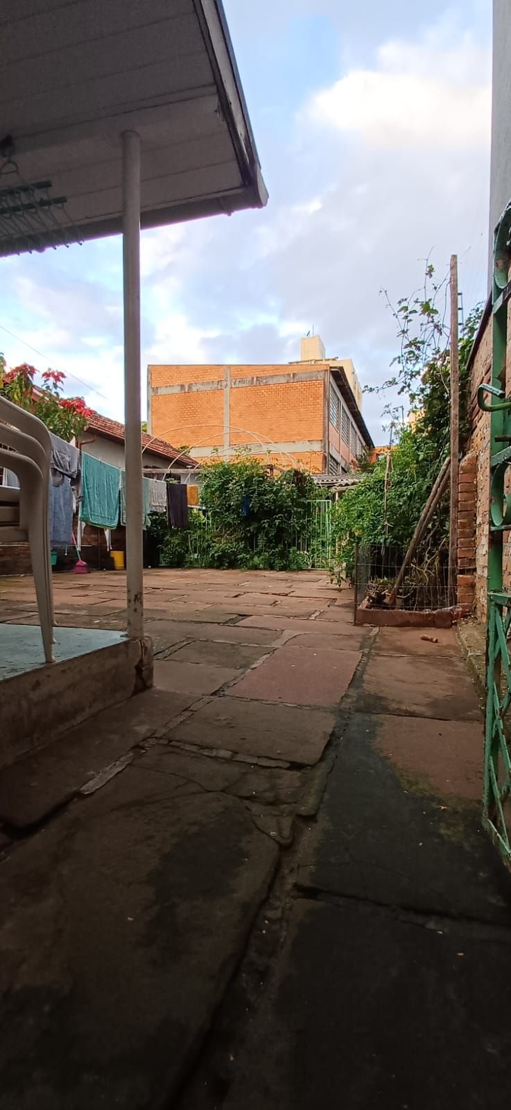 Vende-se casa de madeira, com dois dormitórios, banheiro, sala e cozinha. Localização privilegiada no bairro Jardim Botânico. Área do terreno com 6,6mx44m. — foto 11