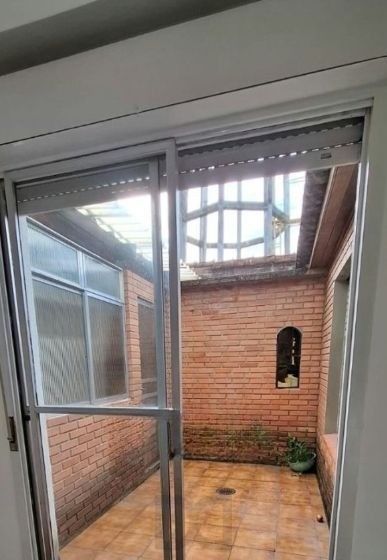 Apartamento de 2 dormitórios no bairro Teresópolis térreo com pátio DESOCUPADO — foto 3