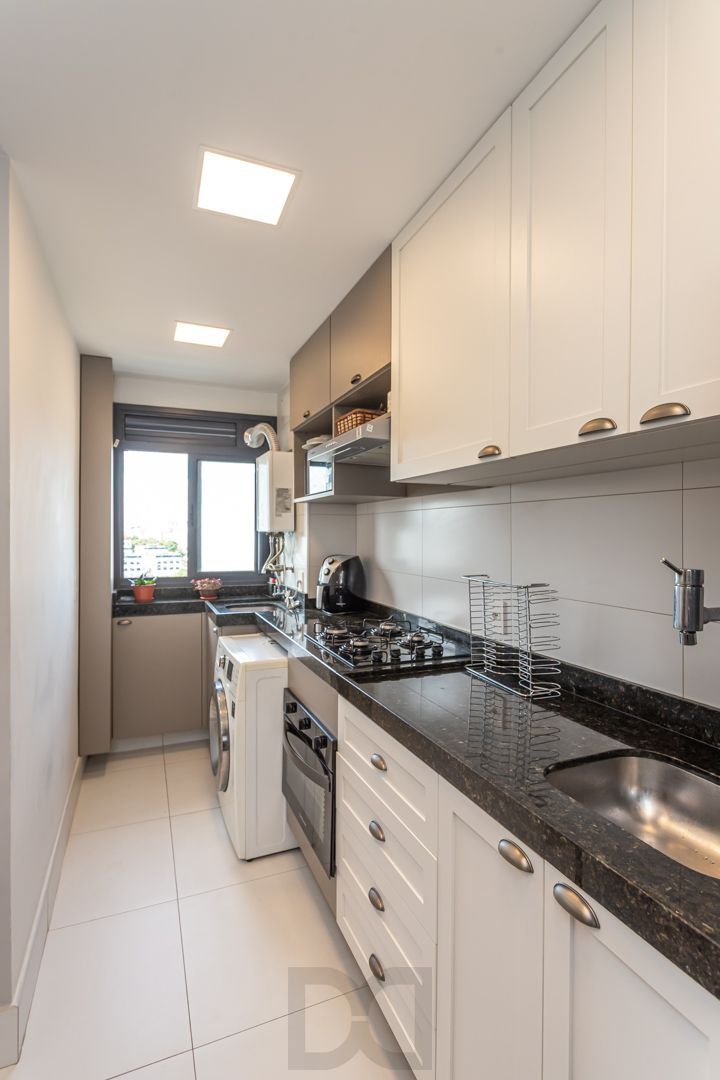 Apartamento 02 dormit com suíte e 01 vaga, no bairro Azenha, em Porto Alegre. — foto 8