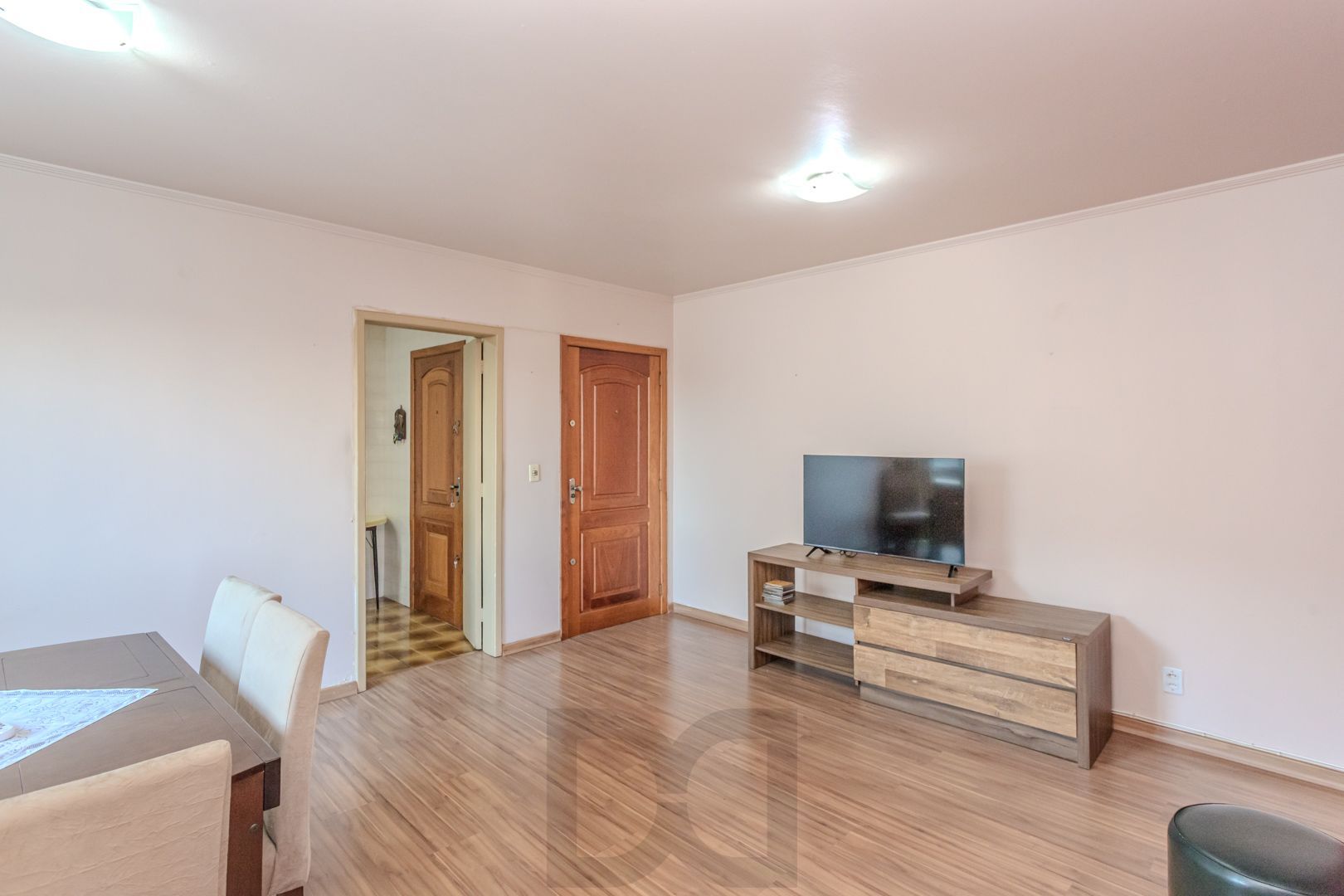Apartamento de 2 dormitórios com dependência e vaga no bairro Santana DESOCUPADO — foto 3
