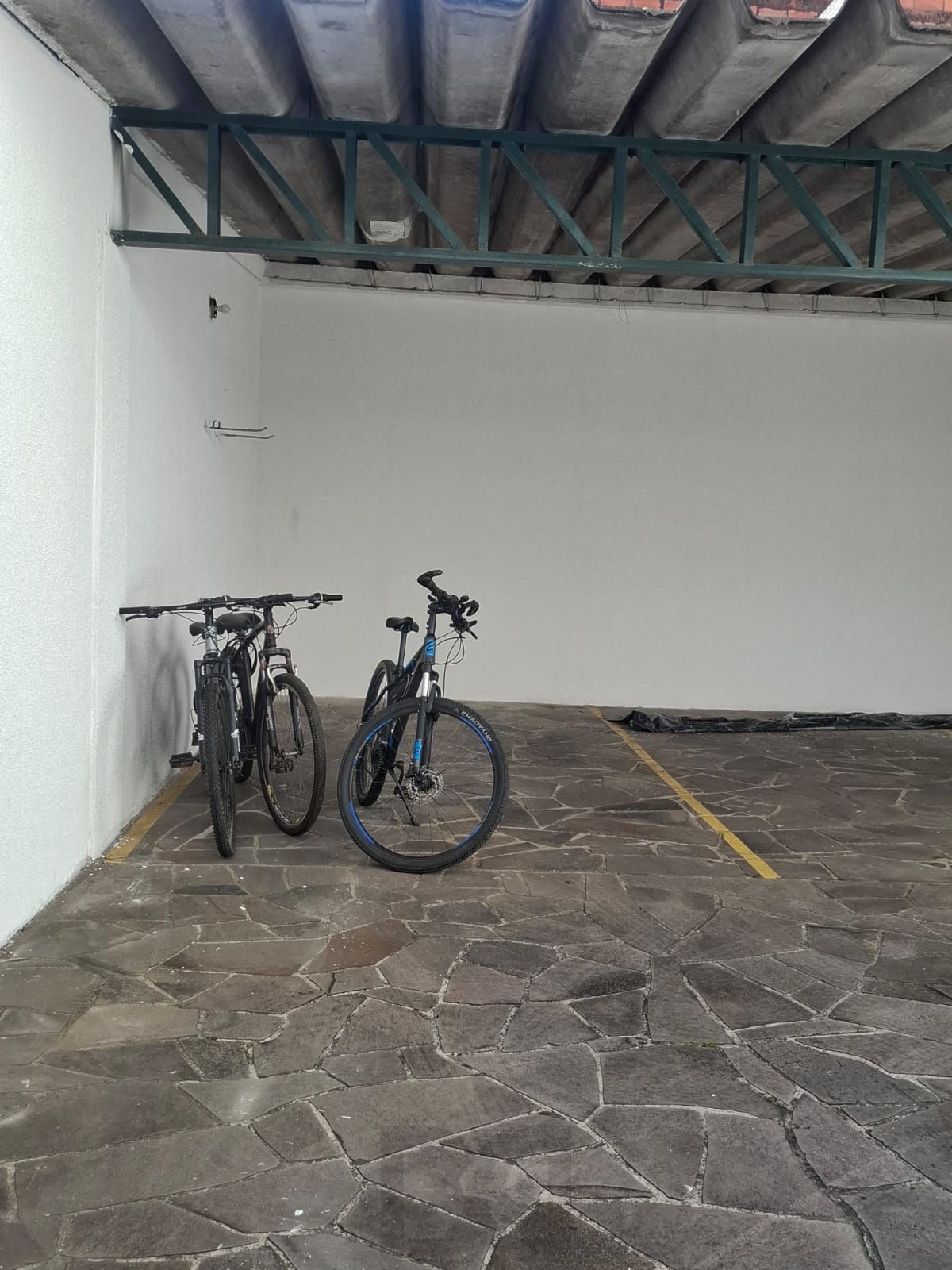 Apartamento para venda, composto por 2 dormitórios sendo 1 suíte, living com sacada integrada e 1 vaga de garagem coberta. — foto 19