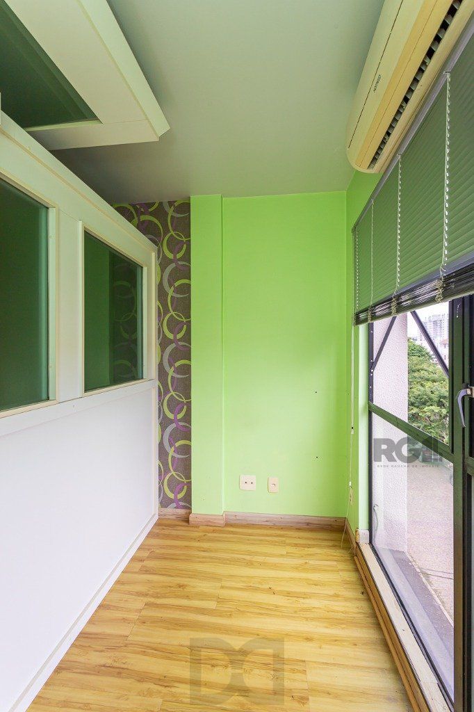 Sala comercial no Menino Deus desocupada — foto 16