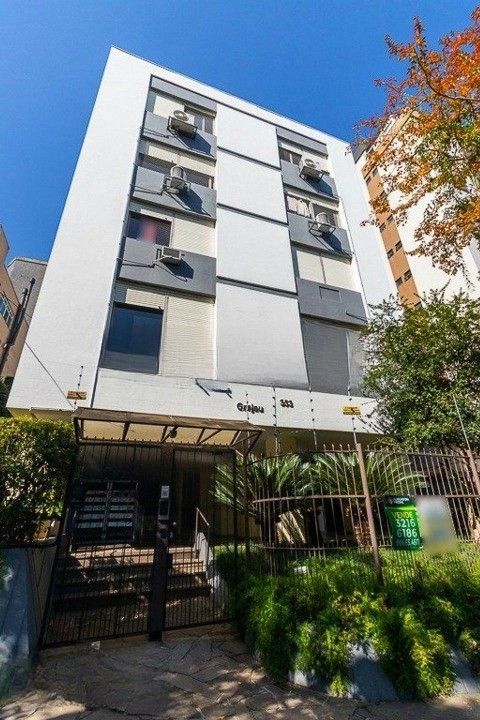 Formidável apartamento com 3 dormitórios (2 deles são suíte), peças amplas e bem iluminadas, banheiro auxiliar e cozinha com área de serviço separada. Dispõe de uma vaga de garagem coberta. Edifício com elevador e sistema de segurança por câmeras. — foto 15