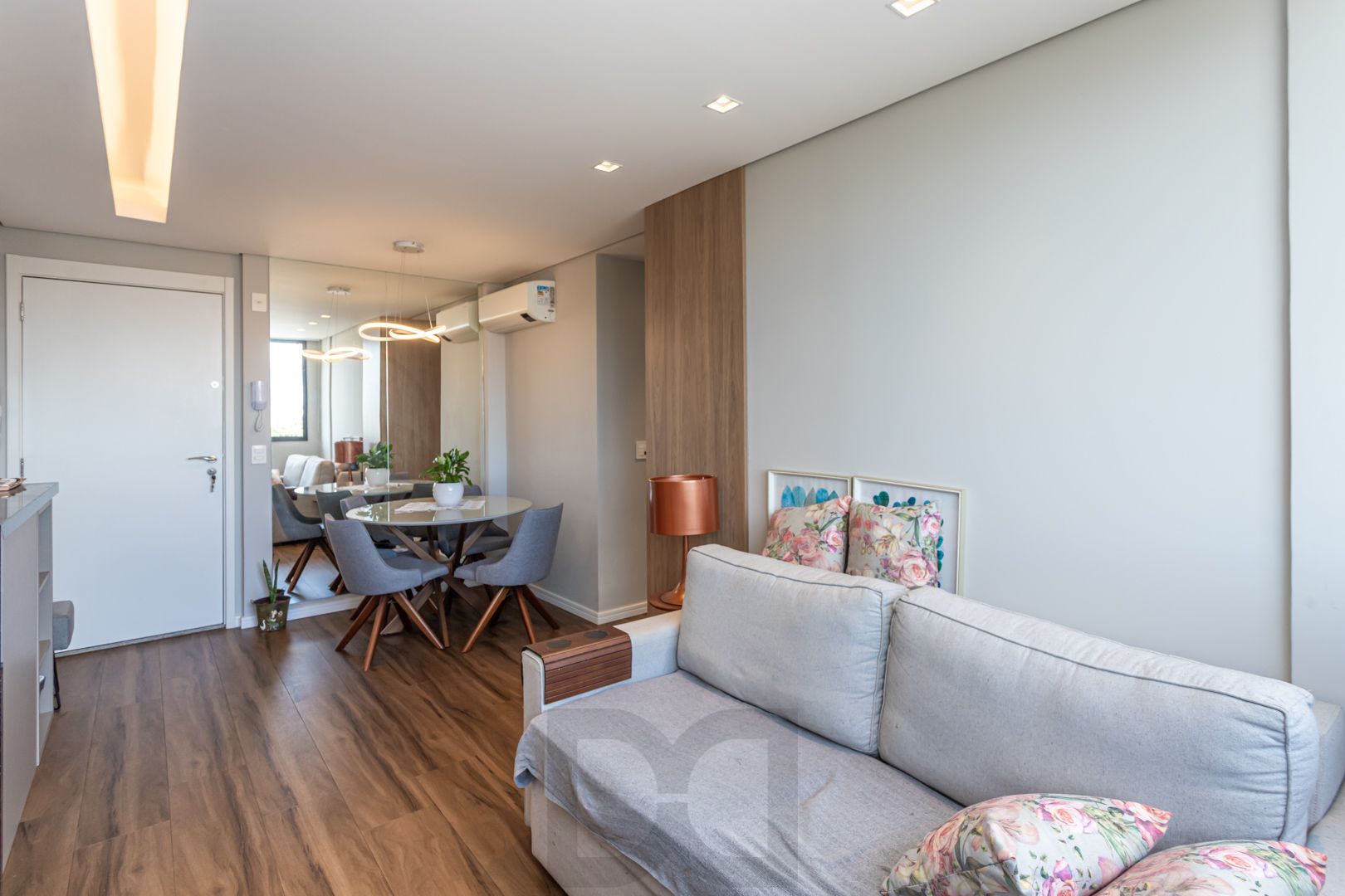 Apartamento 02 dormit com suíte e 01 vaga, no bairro Azenha, em Porto Alegre. — foto 3