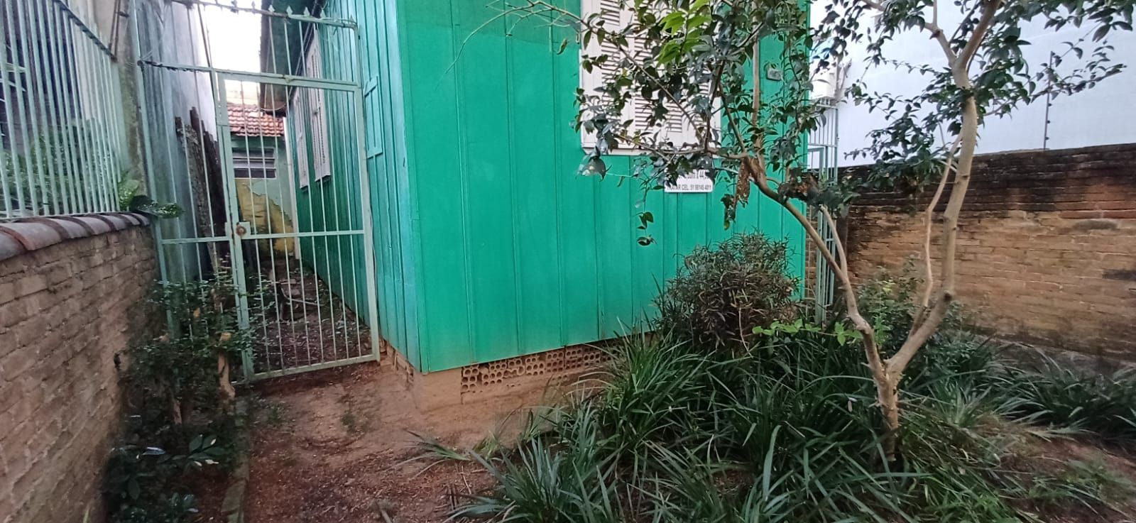 Vende-se casa de madeira, com dois dormitórios, banheiro, sala e cozinha. Localização privilegiada no bairro Jardim Botânico. Área do terreno com 6,6mx44m. — foto 14