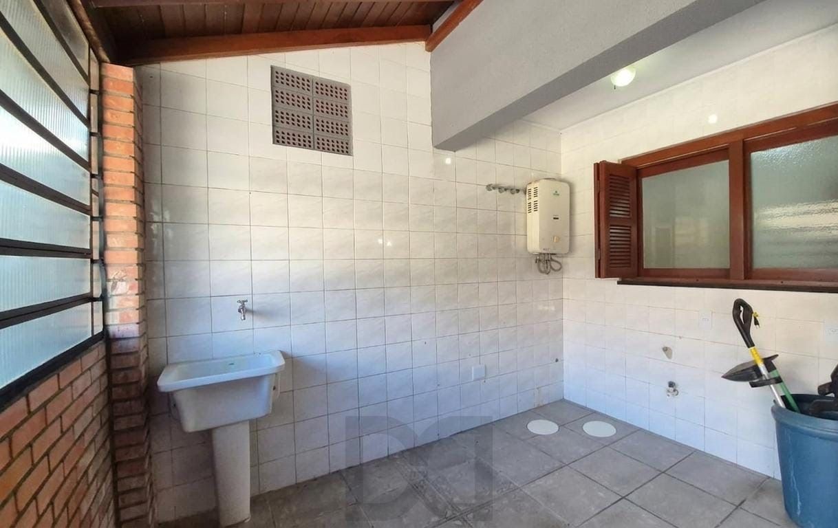 Apresentamos esta excelente casa no bairro Jardim Itu, em Porto Alegre, com 175m² privativos, perfeita para quem busca amplitude, conforto e qualidade de vida em uma região tranquila e valorizada. — foto 19