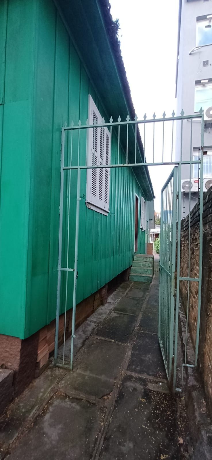 Vende-se casa de madeira, com dois dormitórios, banheiro, sala e cozinha. Localização privilegiada no bairro Jardim Botânico. Área do terreno com 6,6mx44m. — foto 13