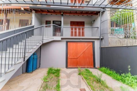 Apresentamos esta excelente casa no bairro Jardim Itu, em Porto Alegre, com 175m² privativos, perfeita para quem busca amplitude, conforto e qualidade de vida em uma região tranquila e valorizada. — foto 1