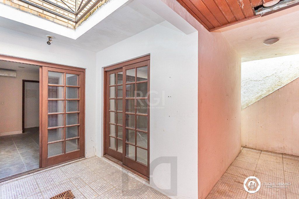 Casa para Venda - 330m², 4 dormitórios, sendo 3 suites, 2 vagas - Petrópolis — foto 32