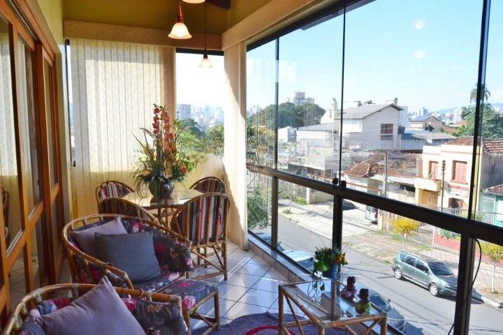 Casa Comercial e Residencial com 518m² (4 quartos / 5 banheiros / 3 vagas garagem) no Bairro Partenon localizada à meia quadra da Av. Bento Gonçalves. — foto 1