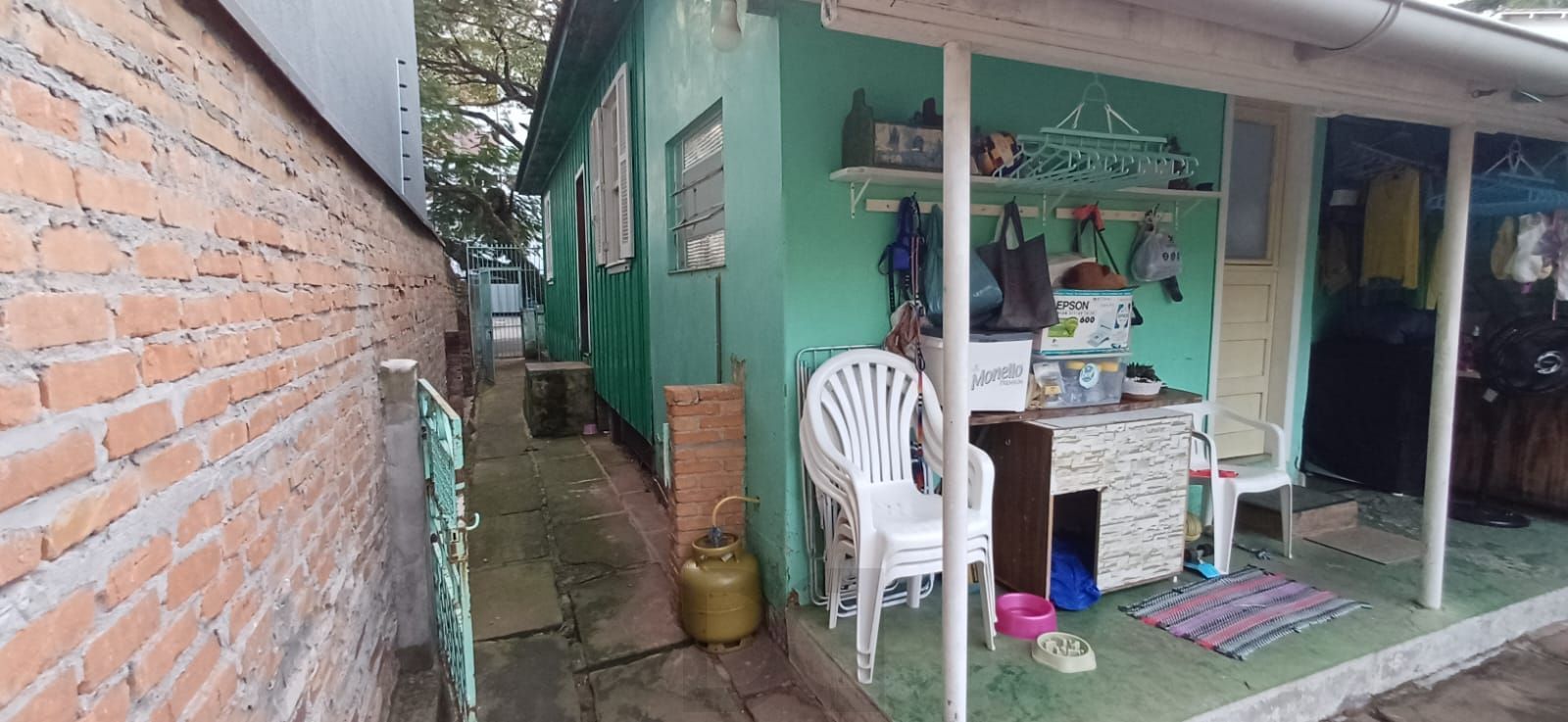 Vende-se casa de madeira, com dois dormitórios, banheiro, sala e cozinha. Localização privilegiada no bairro Jardim Botânico. Área do terreno com 6,6mx44m. — foto 2