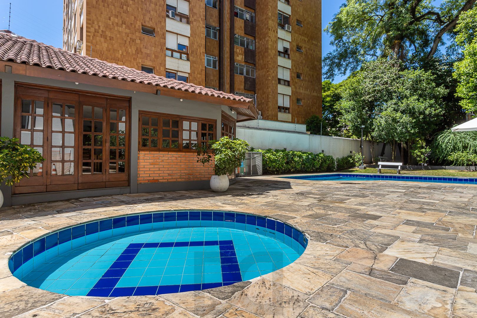 Apartamento no Moinhos de Vento de 3 dormitórios vaga e infra DESOCUPADO — foto 38