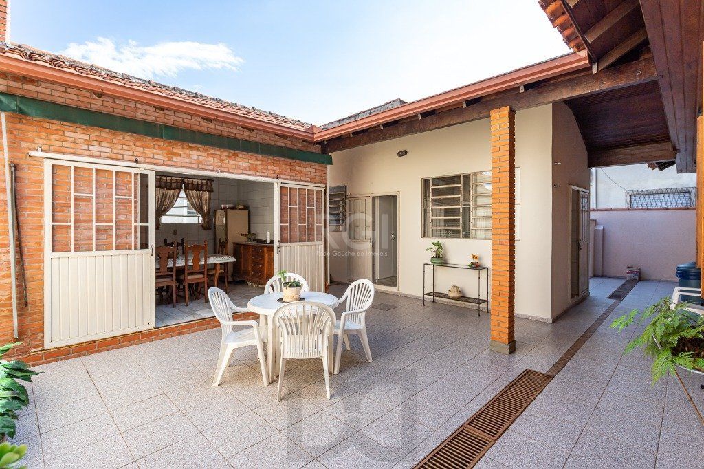 Casa sobrado no Partenon de 3 dormitórios e amplo pátio — foto 1