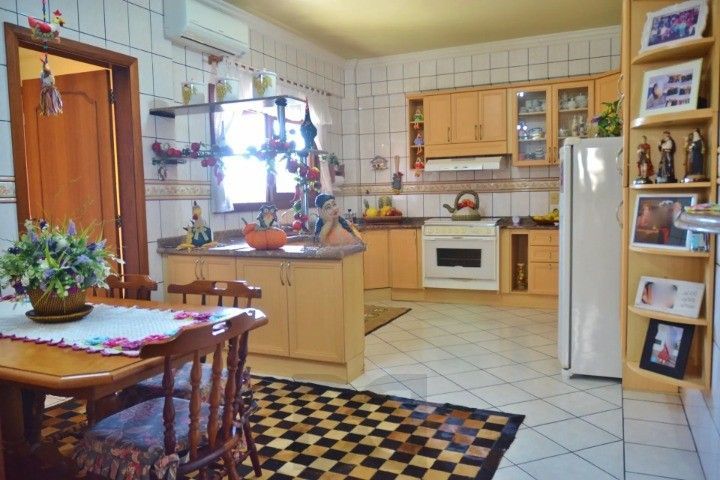 Casa Comercial e Residencial com 518m² (4 quartos / 5 banheiros / 3 vagas garagem) no Bairro Partenon localizada à meia quadra da Av. Bento Gonçalves. — foto 13
