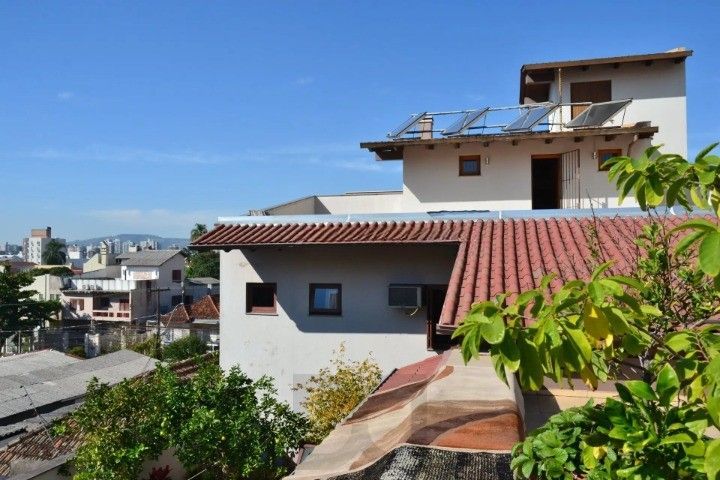 Casa Comercial e Residencial com 518m² (4 quartos / 5 banheiros / 3 vagas garagem) no Bairro Partenon localizada à meia quadra da Av. Bento Gonçalves. — foto 23