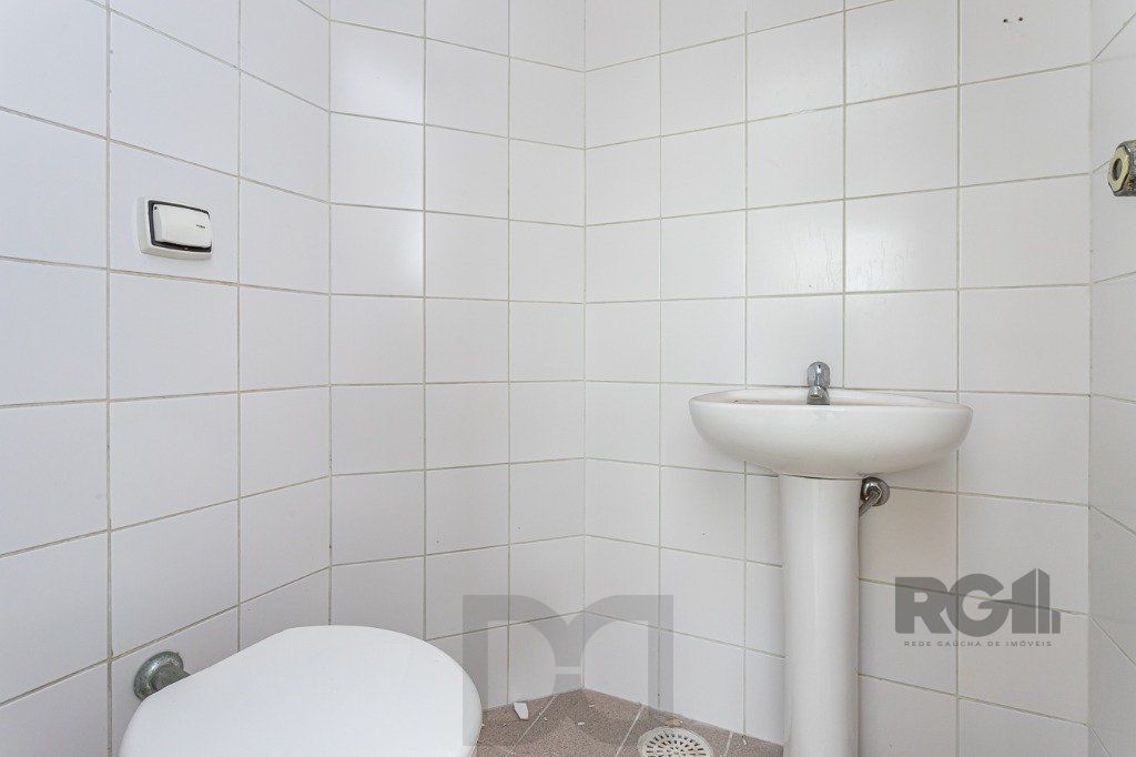 Sala Comercial no Menino Deus desocupada — foto 10