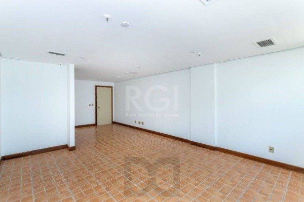 Sala comercial na Av Carlos Gomes com sacada DESOCUPADA — foto 8