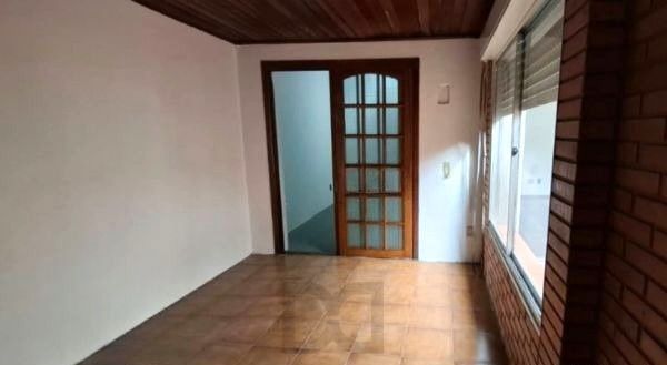 Apartamento de 2 dormitórios no bairro Teresópolis térreo com pátio DESOCUPADO — foto 4