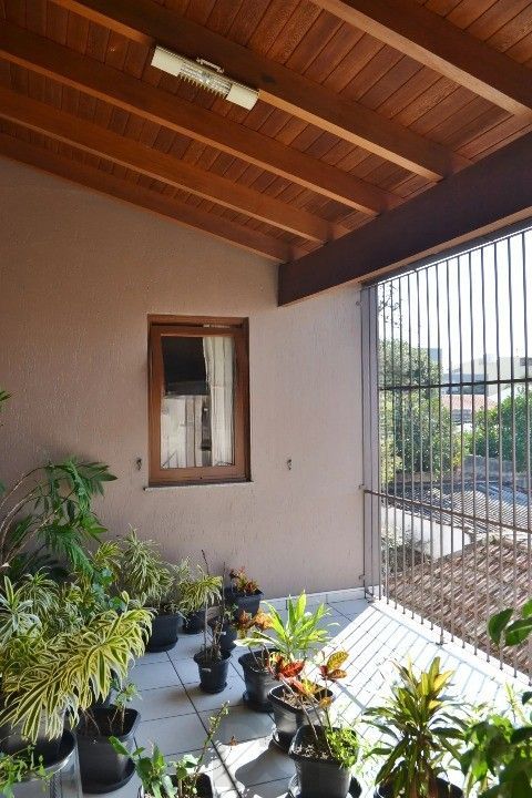 Casa Comercial e Residencial com 518m² (4 quartos / 5 banheiros / 3 vagas garagem) no Bairro Partenon localizada à meia quadra da Av. Bento Gonçalves. — foto 3